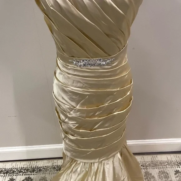 NWT Sophia Tolli Fitted Dress. Size 6 - Picture 2 of 4